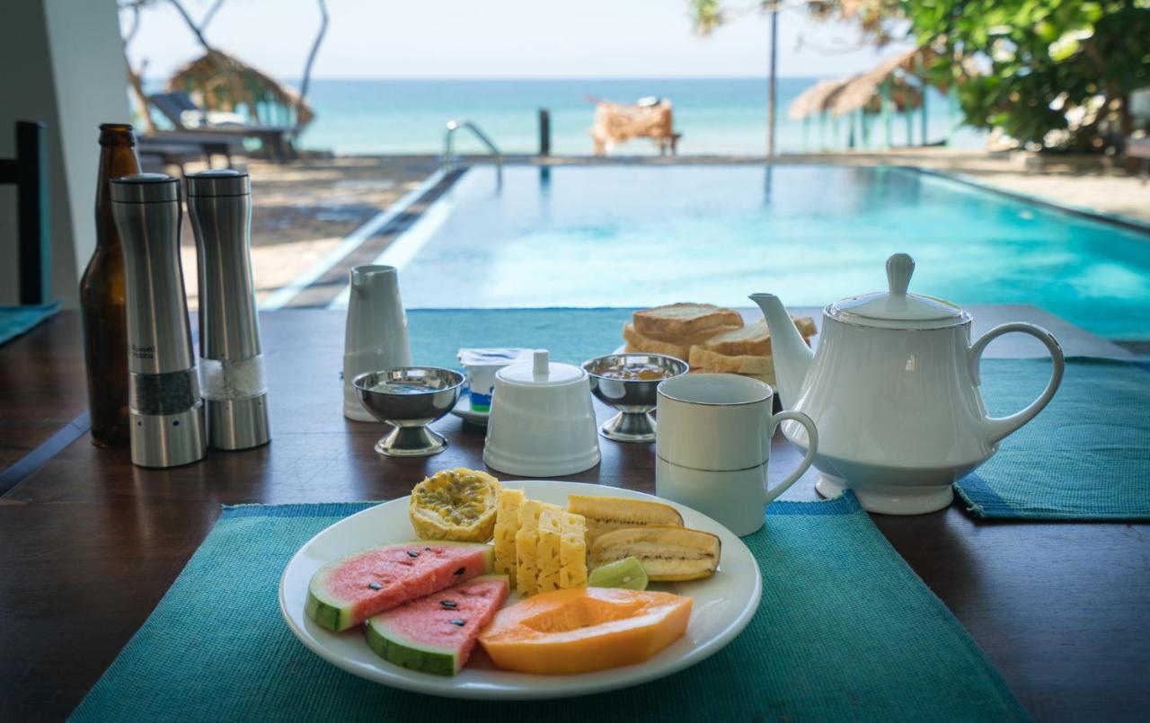 At Ease Beach Hotel Хикадува Екстериор снимка