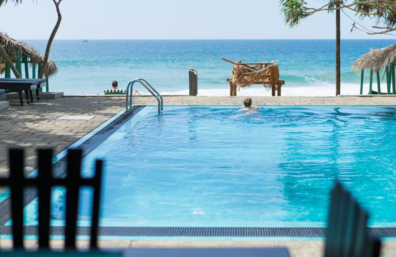At Ease Beach Hotel Хикадува Екстериор снимка