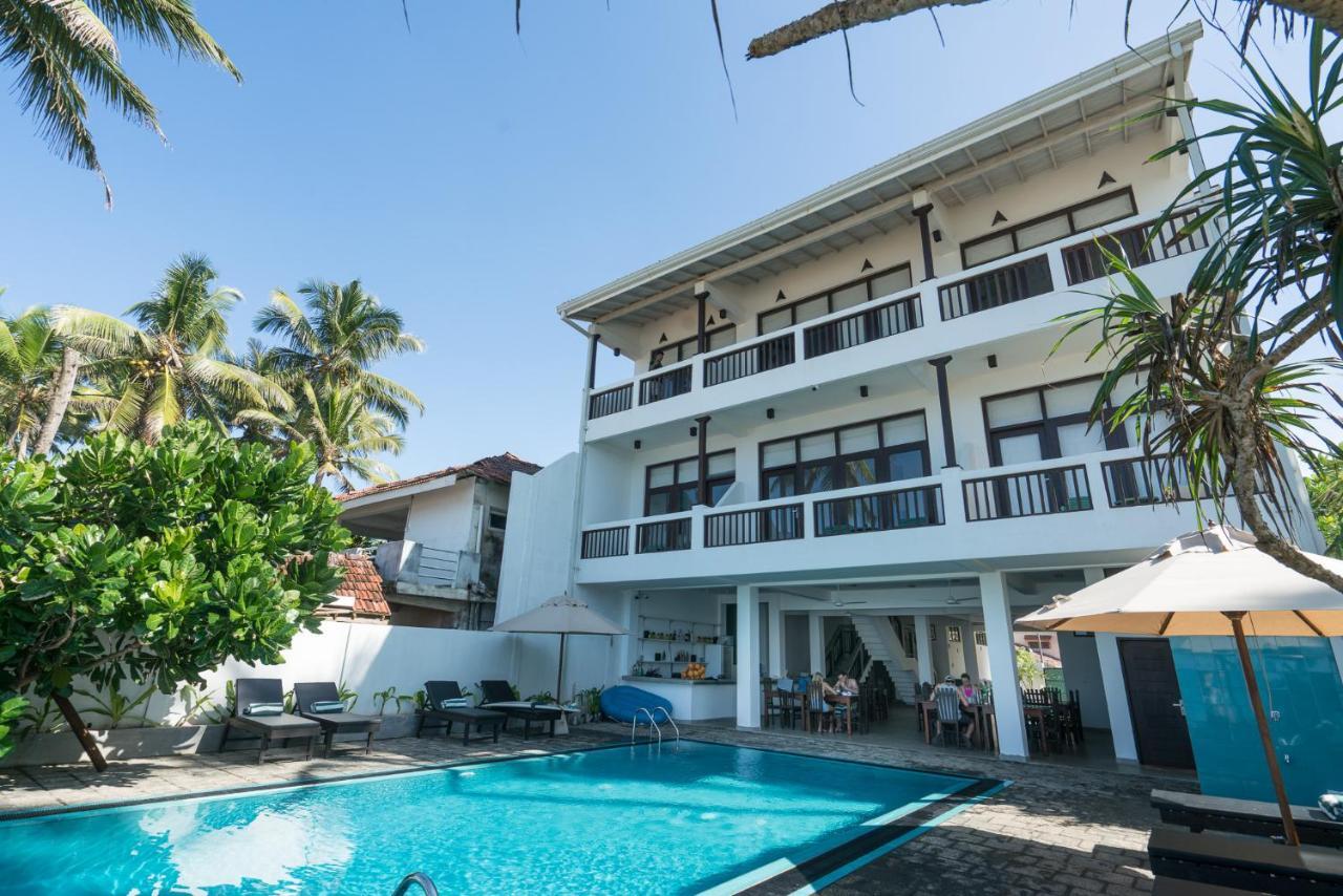 At Ease Beach Hotel Хикадува Екстериор снимка